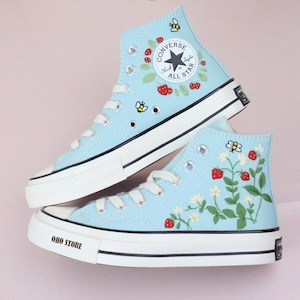 Spersonalizowane haftowane truskawki Converse/ Wysokie buty Converse/ Buty Converse haftowane truskawkami i pszczołami/ Spersonalizowane imię i data