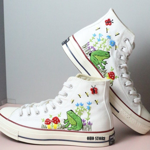 Bestickte Sneakers / Turnschuhe / Turnschuhe / Turnschuhe gestickt / Frosch und Pilz gestickt