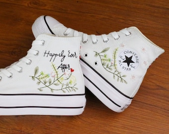 Converse da sposa personalizzate con ricami: sneakers floreali per la sposa