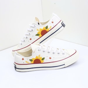 Bestickte Sonnenblume Low Tops: Benutzerdefinierte Hochzeitsschuhe