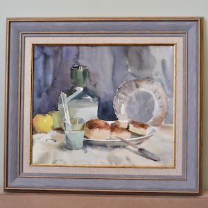 Natura morta da cucina con cornice di grandi dimensioni. Natura morta da tavolo ad acquerello con latte, frutta e panino. Belle arti europee. Dipinto in stile vintage. Arte unica.