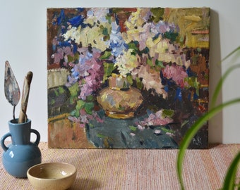 Peinture à l'huile florale originale de nature morte. Fleurs lilas de printemps dans un vase. Bouquet de fleurs de mauvaise humeur. Art mural unique dans un style vintage. Beaux-arts