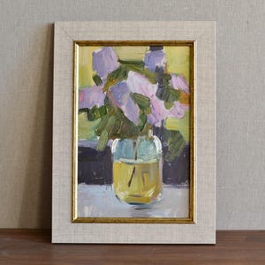 Pintura a óleo original de natureza morta floral. Buquê impressionista de flores lilases em um vaso de vidro perto da janela. Belas artes europeias. Único