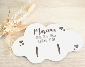 Puede incluir: Placa de madera blanca en forma de nube con el nombre "Marceau" grabado, junto con la fecha "27 MAI 2024 - 16H16" y las medidas "3,200 KG - 49 CM".