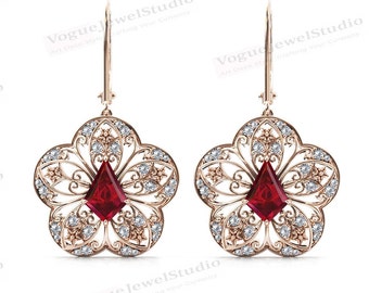 Antique Kite Shaped Red Ruby Boucles d’oreilles pour femmes vintage Floral Ruby Boucles d’oreilles Art Déco Filigree Style Boucles d’oreilles Unique Dangle Drop Boucles d’oreilles