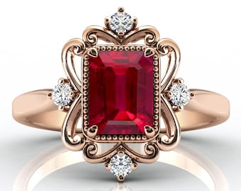 Op de afbeelding: Een ring van roségoud met een grote, smaragd geslepen robijn, omgeven door een delicate, sierlijke setting. Vier kleinere diamanten zijn in de band gezet, wat extra glans aan het ontwerp toevoegt.