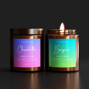 Pode incluir: Dois frascos de vela de vidro âmbar com etiquetas. O frasco da esquerda é etiquetado como "Chandelle" com o aroma "Bergamota + Canela". O frasco da direita é etiquetado como "Boudoir" com o aroma "Baunilha + Caramelo". Ambos os frascos são de 8 oz e têm um degradê de cores nos rótulos.