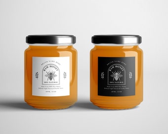 Può includere: Due barattoli di vetro di miele grezzo con coperchi neri. Le etichette sono bianche e nere con un'illustrazione di un'ape e il testo "BRAND NAME HERE RAW HONEY 100% NATURAL Made from 100% Pure Honey Delicate Light Flavor & Earthy Notes 250 ml - 8.5 fl oz"