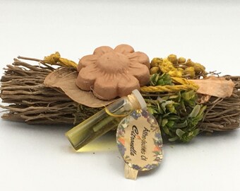 Paquete de paja con flor de arcilla.