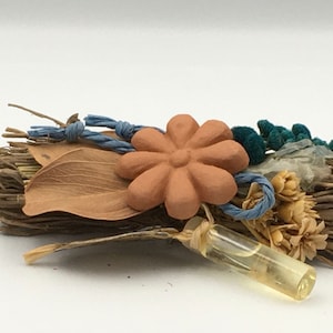 Reed bundle with clay flower cold evaporator essential oil