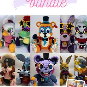 Puede incluir: Una colección de peluches de ganchillo coloridos, incluyendo un oso, un conejo y otros personajes. La imagen incluye el texto "5 naf pattern bundle" y "+ Mr Cupcake pattern as an extra". Los peluches son de varios colores y estilos.