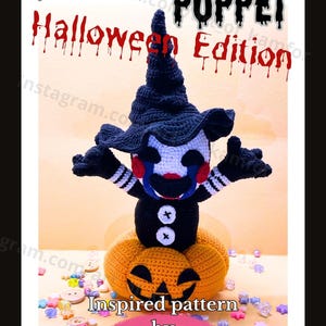 Könnte beinhalten: Eine gehäkelte Halloween-Puppe, inspiriert von der Figur "Spooky Puppet" aus dem Spiel "Five Nights at Freddy's". Die Puppe trägt einen schwarzen Hexenhut und sitzt auf einem gehäkelten orangefarbenen Kürbis. Der Text "Spooky Puppet Halloween Edition" ist in roten und schwarzen tropfenden Buchstaben oben im Bild geschrieben. Der Text "Inspired pattern by KAMFOR" ist unten im Bild geschrieben.