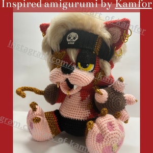 Può includere: Schema all'uncinetto per un amigurumi Glamrock Foxy, una volpe rosa e rossa con una benda nera sull'occhio e dettagli dorati. Lo schema è ispirato al personaggio del videogioco.