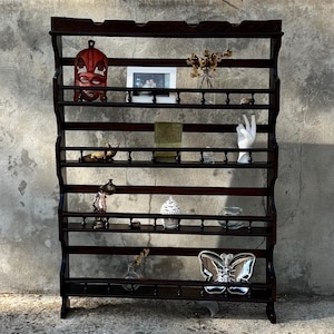 Vintage Holzwandregal | Traditionelles Ausstellungsregal | Rustikales Spindel Regal