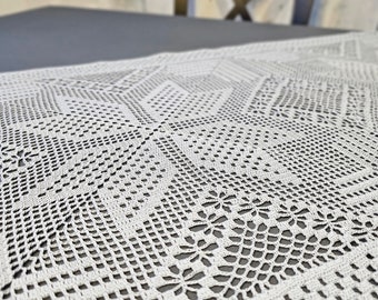 Elegant Handcrafted Crochet Tablecloth: A Touch of Timeless Beauty