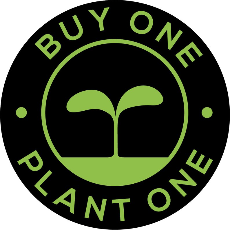 Puede incluir: Pegatina circular negra y verde con el texto "COMPRA UNO PLANTA UNO" y un brote verde en el centro.