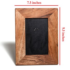 Puede incluir: Un marco de fotos de madera con un acabado marr&oacute;n oscuro. El marco mide 19,05 cm de ancho y 24,13 cm de alto.