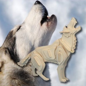 Könnte beinhalten: Eine Holzskulptur eines Wolfes mit realistischem Design. Der Wolf steht auf seinen Hinterbeinen mit offenem Maul, als würde er heulen. Die Skulptur ist aus hellem Holz gefertigt und hat eine natürliche Oberfläche.