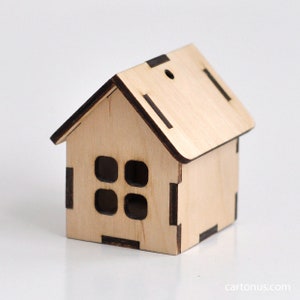 Pequena casa de brinquedo de madeira de perto. Isolado em branco, caminho de recorte incluído download de arquivo
