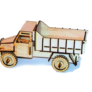 Może przedstawiać: Drewniany model ciężarówki wywrotki z brązowym wykończeniem. Ciężarówka ma podniesioną skrzynię ładunkową i cztery koła. Ciężarówka jest wykonana z drewna i ma szczegółowy projekt.