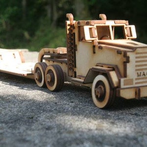 Scarica il file dxf e cdr del camion Mack assemblato in legno