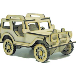 Peut inclure: Un kit de modèle en bois d'une jeep brun clair avec une calandre noire et des roues noires. La jeep a un porte-bagages de toit noir et un pneu de secours noir à l'arrière.