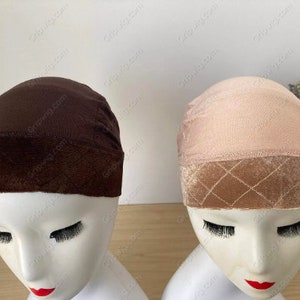 Puede incluir: Dos gorros para pelucas, uno marrón y otro nude, con forro de terciopelo. Los gorros están hechos de un material elástico y están diseñados para ajustarse perfectamente a la cabeza.