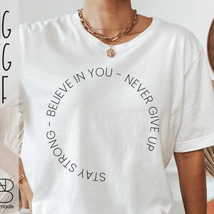 restez fort - croyez en vous - n’abandonnez jamais [ SVG, PNG, DXF, chemise svg, ne jamais abandonner, confiance en soi, amour de soi svg, clipart png ]
