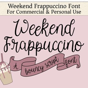 Könnte beinhalten: Digitalgrafik mit der Aufschrift "Weekend Frappuccino Font" in verspielter Schrift. Ein Banner liest "a bouncy script font" mit einer Frappuccino-Illustration. Der Hintergrund ist ein zartes Rosa mit dekorativen Elementen.