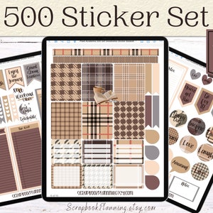 Puede incluir: Un conjunto de 500 pegatinas con temática de academia a cuadros. Las pegatinas presentan varios patrones, incluyendo cuadros, pata de gallo y rayas en marrón, beige y blanco. Las pegatinas también incluyen texto como "You are enough", "Love the Journey", "Good Vibes", "Cozy Weekend", "Make it Happen", "Love", "Live", "Laugh", "Amazing", "Inspire", "Educate" y "Note".