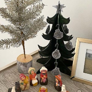 Archivo de corte SVG con láser de árbol de Navidad // con adornos "Mis cosas favoritas" // Decoraciones de decoración navideña // Silueta cricut de patrón glowforge