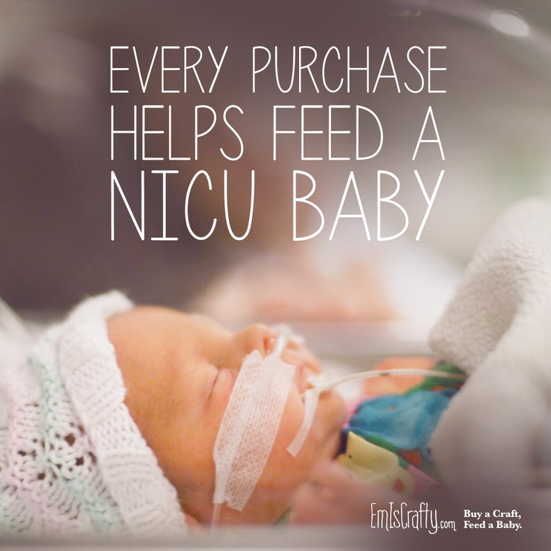 Pu&ograve; includere: Un piccolo bambino con un berretto bianco all'uncinetto giace in un letto d'ospedale con un tubo di alimentazione. Il testo "EVERY PURCHASE HELPS FEED A NICU BABY" &egrave; sopra il bambino. Il testo "EmIsCrafty.com Buy a Craft, Feed a Baby." &egrave; sotto il bambino.