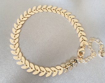 14K Gold Leaf Bracelet, Dainty Leaf Bracelet, Layering Bracelet, Minimalist Bracelet, Gift for Her, Everyday Bracelet