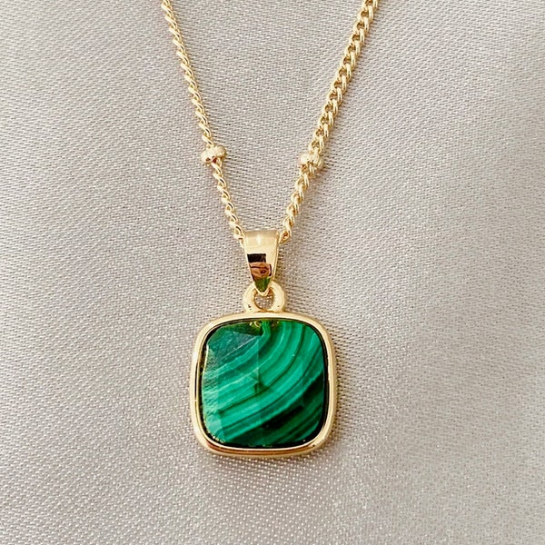 Ciondolo in malachite in oro 14K, catena satellitare, ciondolo quadrato, regalo per lei