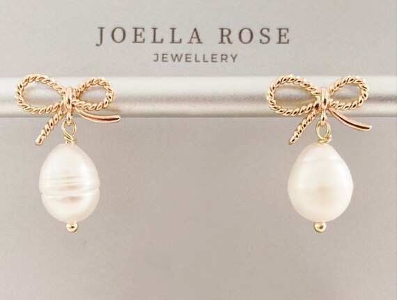 Orecchini a fiocco in stile PANDORA con perle - YIE247 | Eleganza e Originalità