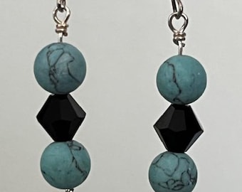 Blauwe howliet met zwarte Swarovski-kristallen, turkooisblauwe hangoorbellen, 45 mm edelsteensieraden, boho chic cadeau voor haar, bluehowlite001