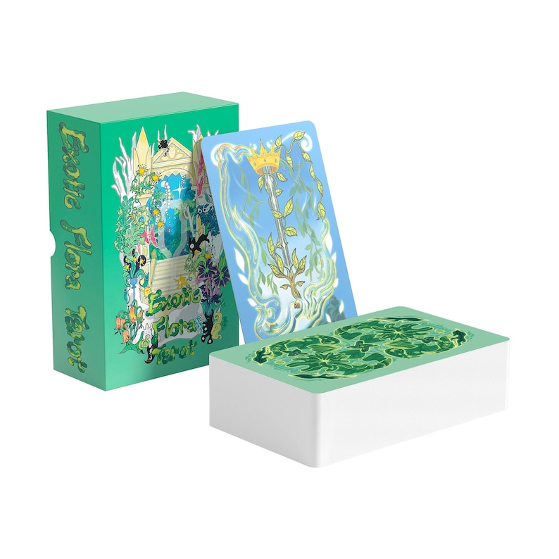 Puede incluir: Una caja y baraja de cartas de tarot turquesa. La caja tiene las palabras "Exotic Flora Tarot" impresas y una colorida ilustraci&oacute;n de un edificio rodeado de plantas y flores. Se muestra una carta con un dise&ntilde;o dorado y verde sobre fondo azul.