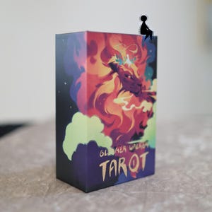 Tarot Glimmer Walker, una baraja de tarot RW de 78 cartas. Explora los fantásticos y extraños cuentos de luz y sombra con Glimmer Walker.