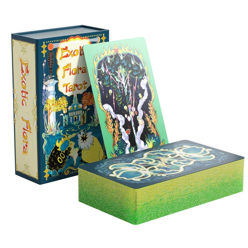 Puede incluir: Un mazo de tarot "Exotic Flora" con una caja y cartas. La caja es azul con detalles dorados y las palabras "Exotic Flora Tarot". Las cartas presentan ilustraciones coloridas de plantas y paisajes surrealistas. El mazo est&aacute; dise&ntilde;ado para la adivinaci&oacute;n.
