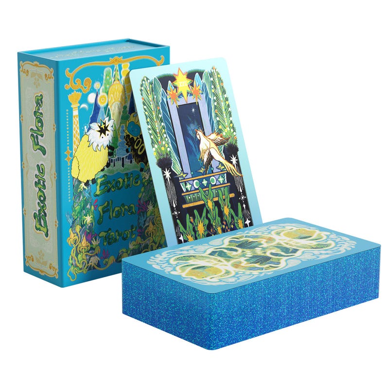 Puede incluir: Una caja y baraja de cartas de tarot turquesa con las palabras "Exotic Flora Tarot". La caja y las cartas presentan ilustraciones de p&aacute;jaros, plantas y elementos celestiales. La baraja tiene un borde azul brillante.