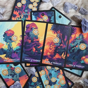 K&ouml;nnte beinhalten: Ein Satz Tarotkarten mit Illustrationen von Personen in einer Dschungelumgebung. Die Karten stammen aus der Pentakel-Suite und beinhalten den Page, den Ritter, die K&ouml;nigin und den K&ouml;nig der Pentakel. Die Karten haben einen schwarzen Rand und einen bunten Hintergrund.