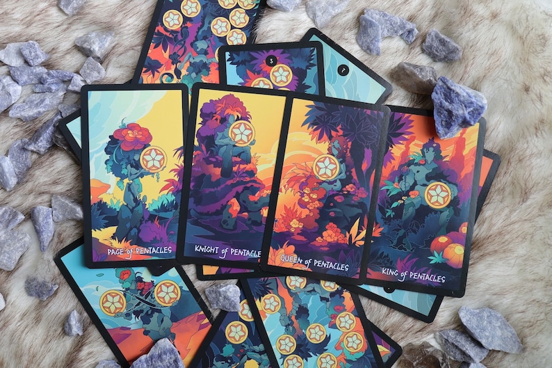 K&ouml;nnte beinhalten: Ein Satz Tarotkarten mit Illustrationen von Personen in einer Dschungelumgebung. Die Karten stammen aus der Pentakel-Suite und beinhalten den Page, den Ritter, die K&ouml;nigin und den K&ouml;nig der Pentakel. Die Karten haben einen schwarzen Rand und einen bunten Hintergrund.