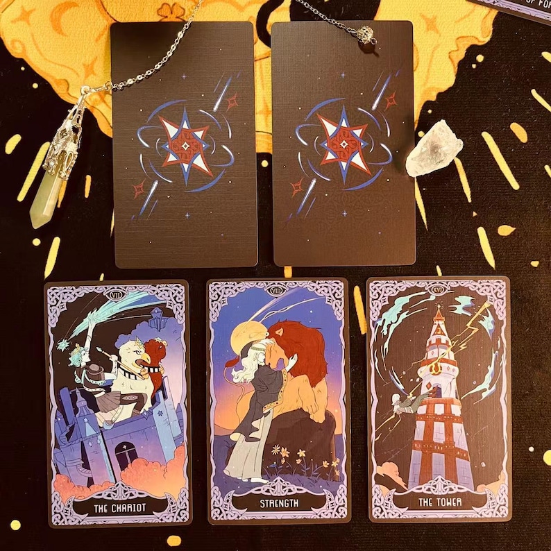 Op de afbeelding: Vijf tarotkaarten met paarse randen en illustraties. De kaarten zijn "De Wagen", "Kracht", "De Toren" en twee blanco kaarten met een stervormig ontwerp.