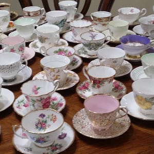 Ensembles de tasses à thé vintage assortis Multi-Pac en porcelaine fine anglaise. Lot de 5, 10, 15 ou 20. Mariages, goûter, décoration vintage, baby showers.