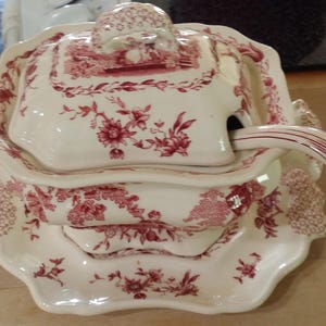 57pc Mason&#39;s Watteau Pattern, Including Soup Tureen with original ladel. Red and White Vintage Dinner Service plus Host/hostess pieces