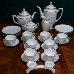 HUTSCHENREUTHER HOHENBERG. Rare Antique Set (1814 - 1914 Bavaria mark used between 1901/1933). Complete Dessert Set for 8, total 32 pcs.