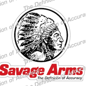 Peut inclure: Illustration en noir et blanc d'un homme amérindien de profil, portant une coiffe de plumes, à l'intérieur d'un cadre circulaire. En dessous, le texte rouge "Savage Arms" est affiché avec le slogan "The Definition of Accuracy."