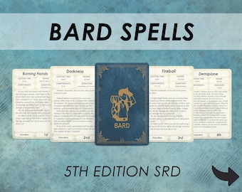 Può includere: Un set di cinque carte con sfondo blu e bordi dorati, ciascuna con un incantesimo diverso dal gioco Dungeons and Dragons 5a edizione. Gli incantesimi sono Mani Ardenti, Tenebre, Palla di Fuoco, Semipiano e Bardo. Le carte sono disposte in fila, con la carta del Bardo al centro.