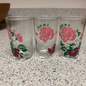 Bundesglas rosa und rote Blütensaftgläser