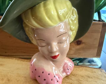 Vaso vintage con testa di donna, cappello verde, capelli gialli e camicetta rosa